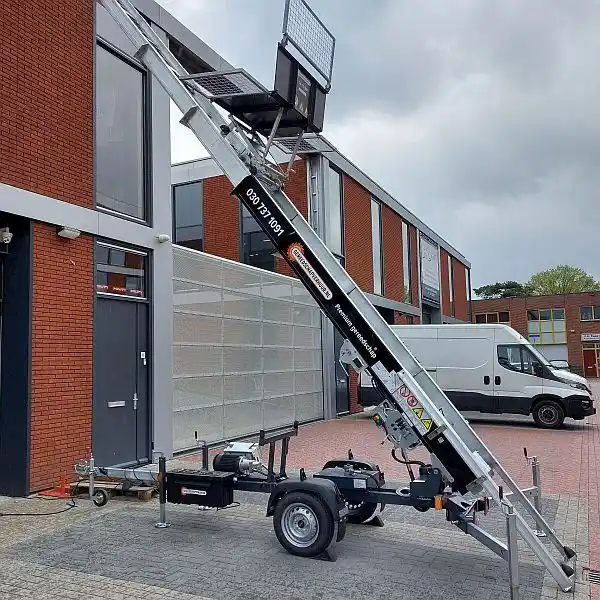 Een ervaren verhuisliftoperator voert professioneel verhuislift uit